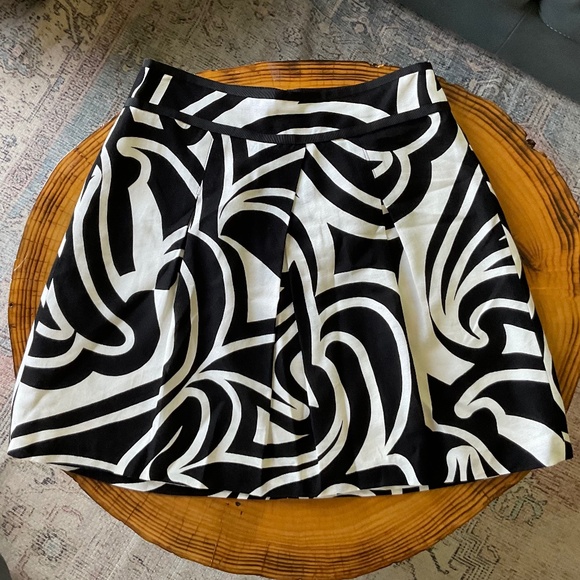 Ann Taylor Black and White Lined Pleated Skirt Size 6 - Picture 1 of 5